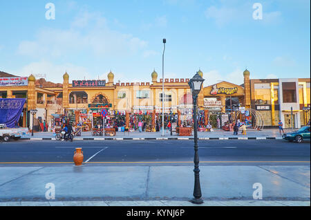 SHARM EL SHEIKH, EGYPTE- 15 DÉCEMBRE 2017 : Le vieux bazar est l'endroit idéal pour choisir quelques souvenirs, déguster des aliments et boissons, découvrez East Banque D'Images