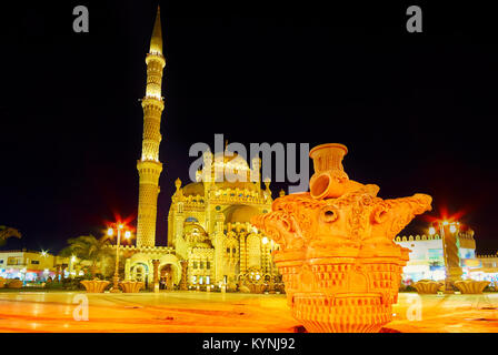 La vue sur Al Sahaba (Al Mustafa) mosquée à travers la fontaine moderne dans le square, Sharm El Sheikh, Egypte. Banque D'Images