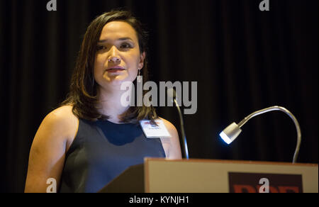 Nicole Cavazos actions prononce une allocution au cours de la 9e édition du dîner de reconnaissance des frontières à Washington, D.C., le 17 octobre 2017. U.S. Customs and Border Protection photo par Glenn Fawcett Banque D'Images