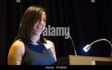 Nicole Cavazos actions prononce une allocution au cours de la 9e édition du dîner de reconnaissance des frontières à Washington, D.C., le 17 octobre 2017. U.S. Customs and Border Protection photo par Glenn Fawcett Banque D'Images