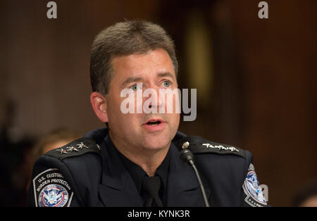 Sous-commissaire adjoint, Direction des opérations sur le terrain, John Wagner témoigne devant le Sous-comité judiciaire du Sénat sur la sécurité des frontières et de l'Immigration au cours d'une audience sur visa overstays à Washington, D.C., le 12 juillet 2017. U.S. Customs and Border Protection photo par Glenn Fawcett Banque D'Images