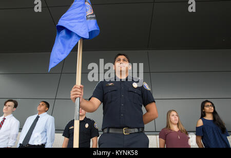 Les explorateurs à la découverte de l'application de la Loi nationale de l'Académie de Leadership sont suivi une visite guidée de la U.S. Customs and Border Protection, Bureau des opérations de terrain, les activités à l'Aéroport International de Dulles à Dulles, en Virginie, le 25 juillet 2017. U.S. Customs and Border Protection photo par Glenn Fawcett Banque D'Images