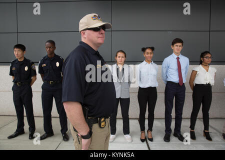 Les explorateurs à la découverte de l'application de la Loi nationale de l'Académie de Leadership sont suivi une visite guidée de la U.S. Customs and Border Protection, Bureau des opérations de terrain, les activités à l'Aéroport International de Dulles à Dulles, en Virginie, le 25 juillet 2017. U.S. Customs and Border Protection photo par Glenn Fawcett Banque D'Images