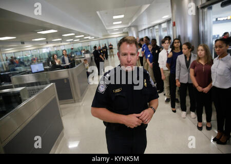 Les explorateurs à la découverte de l'application de la Loi nationale de l'Académie de Leadership sont suivi une visite guidée de la U.S. Customs and Border Protection, Bureau des opérations de terrain, les activités à l'Aéroport International de Dulles à Dulles, en Virginie, le 25 juillet 2017. U.S. Customs and Border Protection photo par Glenn Fawcett Banque D'Images