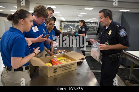 Les explorateurs à la découverte de l'application de la Loi nationale de l'Académie de Leadership sont suivi une visite guidée de la U.S. Customs and Border Protection, Bureau des opérations de terrain, les activités à l'Aéroport International de Dulles à Dulles, en Virginie, le 25 juillet 2017. U.S. Customs and Border Protection photo par Glenn Fawcett Banque D'Images