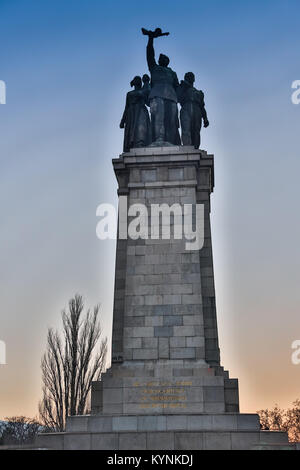 SOFIA, BULGARIE, LE 16 SEPTEMBRE 2017 : Parc avec monument de l'armée soviétique est important lieu de rencontre pour les jeunes à Sofia. Les gens font du sport ou juste ar Banque D'Images