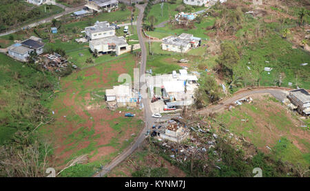 La dévastation de l'Ouragan Maria est vu de dessus d'une U.S. Customs and Border Protection des opérations aériennes et maritimes, Black Hawk dans les montagnes de l'ouest de Porto Rico, le 3 octobre 2017. U.S. Customs and Border Protection Photo de Mike Pape Banque D'Images