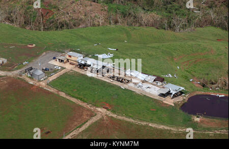 La dévastation de l'Ouragan Maria est vu de dessus d'une U.S. Customs and Border Protection, l'air et les activités maritimes, Black Hawk dans les montagnes de l'ouest de Porto Rico, le 3 octobre 2017. U.S. Customs and Border Protection Photo de Mike Pape Banque D'Images