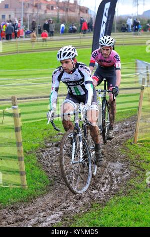 GIJON, ESPAGNE - 11 janvier : Championnats Cyclocross Espagne en janvier 11, 2015 à Gijon, Espagne. Le cycliste Daniel Gonzalez Otero rivaliser en élite cycl Banque D'Images