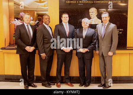 Sous-secrétaire d'État John Sullivan pose pour une photo avec (de gauche à droite) Le Brigadier Général Billy Don Farris, retraité de l'armée américaine, Directeur de l'Office of Civil Rights &AMP ; Chef de la diversité Officicer Gregory Smith, vétéran du Corps des Marines des États-Unis et représentant du projet Bienvenue Accueil des troupes et le Vice amiral Mark Harnitchek lors de la Journée de commémoration des anciens combattants événement au département d'État des États-Unis à Washington, D.C. le 9 novembre 2017. Banque D'Images