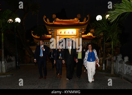 La secrétaire d'État des États-Unis, Rex Tillerson visites la pagode Tran Quoc, le plus ancien temple bouddhiste à Hanoi, le 11 novembre 2017. Banque D'Images