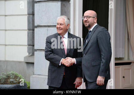 La secrétaire d'État des États-Unis, Rex Tillerson, serre la main du Premier ministre belge Charles Michel après son arrivée à la résidence du Premier Ministre, à Bruxelles, Belgique, le 5 décembre 2017. Banque D'Images