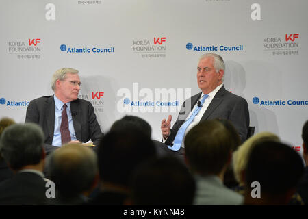 La secrétaire d'État des États-Unis, Rex Tillerson participe à une discussion avec l'ancien Conseiller pour la sécurité nationale, Stephen Hadley avant une audience au Conseil de l'Atlantique de 2017 - Korea Foundation Forum à Washington, D.C., le 12 décembre 2017. Banque D'Images