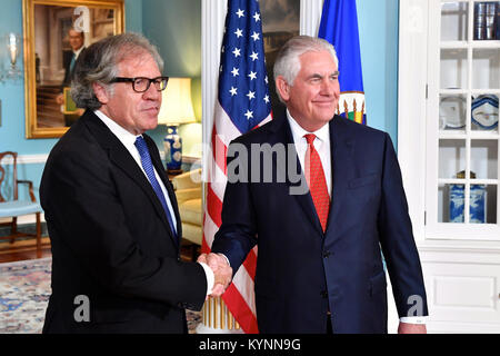 La secrétaire d'État des États-Unis, Rex Tillerson rencontre avec l'Organisation des États américains, Secrétaire Général Luis Almagro au département d'État des États-Unis à Washington, D.C. le 13 octobre 2017. Banque D'Images