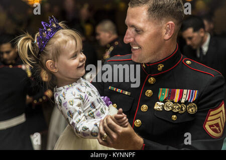 Le sergent du Corps des Marines. Christopher M. Bess danse avec ses 2 ans, au cours de la 11e édition annuelle de danse père-fille au Marine Corps Base Camp Pendleton, en Californie, avril. 28, 2017. Marine Corps photo par Lance Cpl. Michael LaFontaine Jr. Novembre 2017 Les anciens combattants et les familles militaires nationales mois 38710672311 o Banque D'Images