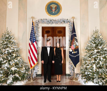 Le président Donald J. Trump et la Première Dame Melania Trump 2017 portrait officiel de Noël | Décembre 5, 2017 (Photo Officiel de la Maison Blanche par Andrea Hanks) Photo du jour 15 Décembre 2017 o 39132688602 Banque D'Images