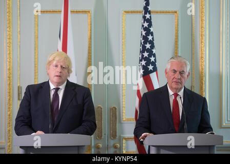 La secrétaire d'État des États-Unis, Rex Tillerson et le Ministre britannique des affaires étrangères, Boris Johnson reporters adresse réunis à Carlton House à Londres, Royaume-Uni, le 26 mai 2017. Tillerson Secrétaire et Secrétaire aux affaires étrangères britannique Adresse Johnson journalistes à 34093884983 o Banque D'Images