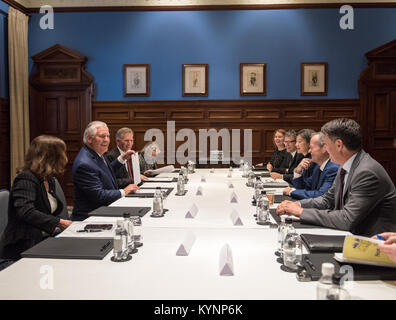 La secrétaire d'État des États-Unis, Rex Tillerson et chargé d'affaires américain James Carouso rencontrez avec le chef de l'Opposition Loi raccourcir et les membres du Cabinet au cours de l'Australie 2017 Consultations ministérielles (AUSMIN) à Sydney, Australie, le 5 juin 2017. [Ministère de l'État Photo/ ] Tillerson Secrétaire et chargé d'Affaires Carousa Rencontrez avec Leader australien o 34946673252 Banque D'Images