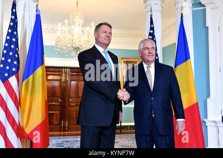Le secrétaire Tillerson rencontre le président roumain Klaus Werner Iohannis pour une réunion bilatérale au Département d'État américain à Washington, DC, le 9 juin 2017, pour discuter des relations diplomatiques. Banque D'Images