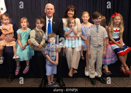 Vice-président Mike Pence, Mme Karen Pence, et les familles de l'ambassade des États-Unis à Podgorica, Monténégro | 2 août 2017 (photo officiel de la Maison Blanche par Myles D. Cullen) Vice-président du réseau PENCE Voyage en Europe 35514332904 o Banque D'Images