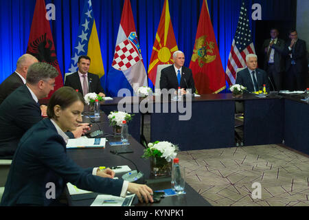 Le vice-président Mike Pence rencontre les dirigeants de la Charte adriatique lors de son voyage diplomatique en Europe, renforçant les liens et discutant de la sécurité et de la coopération régionales. Banque D'Images