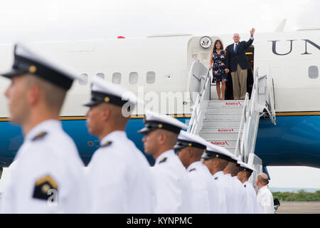 Le vice-président Mike Pence et son épouse Karen Pence arrivent en Colombie le 13 août 2017, dans le cadre d’une visite diplomatique en Amérique du Sud et en Amérique centrale. Banque D'Images