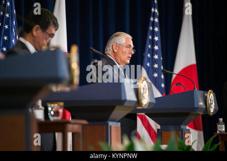 La secrétaire d'État des États-Unis, Rex Tillerson prononce une allocution lors d'une conférence de presse conjointe avec la secrétaire de la Défense américain James Mattis, le Ministre japonais des affaires étrangères Taro Kono et le ministre de la Défense Itsunori Onodera au département d'État des États-Unis à Washington, D.C. le 17 août 2017. [Ministère de l'État Photo/ ] Secrétaire Tillerson prononce une allocution lors d'une conférence de presse conjointe avec la disponibilité o 35799829544 Banque D'Images