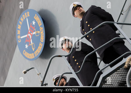 Wilhelmshaven, Allemagne. 15 Jan, 2018. Trois soldats de marine à bord du stand 'navire marine Hessen' à la base navale de Wilhelmshaven, Allemagne, 15 janvier 2018. La frégate 'Hessen' sera en direction de la côte est américaine, se joindre à une frégate norvégienne et plusieurs navires militaires américains, dont le porte-avions USS Harry S. Truman, afin de participer à deux manouvers en mer. Dpa : Crédit photo alliance/Alamy Live News Banque D'Images