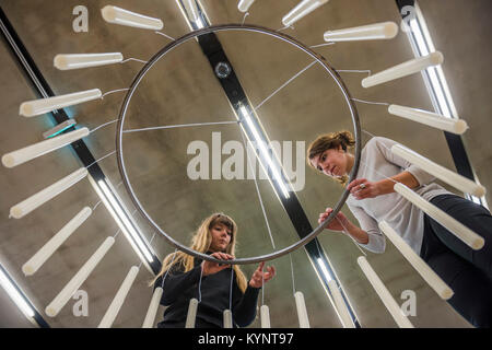 Londres, Royaume-Uni. 15 Jan, 2018. Dans la fabrication par Amanda Hellryd et Florence Laprat - Studio complexe au Tate Modern : Art étudiants de Central Saint Martins UAL comme ils tourner Tate Modern tate de l'espace d'échange sur le niveau 5 de l'immeuble en Blavatnik studios d'artistes, ce qui rend le film, sculptures et installations. Le public peut participer gratuitement à un large éventail d'activité art pratique et il aura lieu de 12.00 à 18.00 tous les jours du 15 au 21 janvier inclus. Crédit : Guy Bell/Alamy Live News Banque D'Images