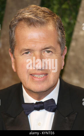 West Hollywood, Los Angeles, USA. Feb 24, 2013. Photographe de mode péruvien Mario Testino arrive pour le Vanity Fair Oscar Party Tour au coucher du soleil à West Hollywood, Los Angeles, USA, 24 février 2013. Credit : Hubert Boesl/dpa | dans le monde d'utilisation/dpa/Alamy Live News Banque D'Images