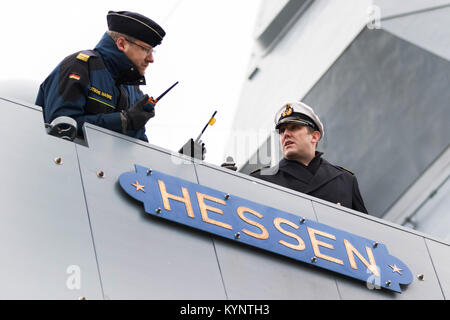 Wilhelmshaven, Allemagne. 15 Jan, 2018. Le capitaine 'Pfenning' (R) se tient à côté d'un membre d'équipage à bord du navire marin 'Hessen' à la base navale de Wilhelmshaven, Allemagne, 15 janvier 2018. La frégate 'Hessen' sera en direction de la côte est américaine, se joindre à une frégate norvégienne et plusieurs navires militaires américains, dont le porte-avions USS Harry S. Truman, afin de participer à deux manouvers en mer. Dpa : Crédit photo alliance/Alamy Live News Banque D'Images