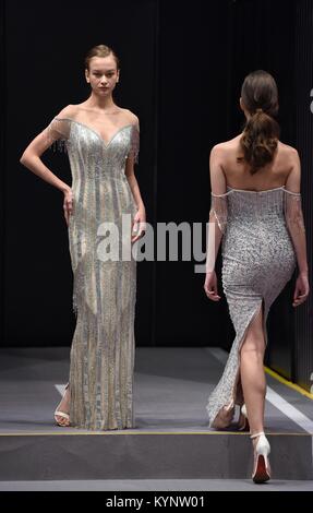 Hong Kong, Chine. 15 Jan, 2018. Présenter les modèles pendant les créations Hong Kong Fashion Week pour l'automne/hiver à Hong Kong, Chine du sud, le 15 janvier 2018. Credit : Wang Shen/Xinhua/Alamy Live News Banque D'Images