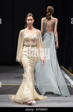 Hong Kong, Chine. 15 Jan, 2018. Présenter les modèles pendant les créations Hong Kong Fashion Week pour l'automne/hiver à Hong Kong, Chine du sud, le 15 janvier 2018. Credit : Wang Shen/Xinhua/Alamy Live News Banque D'Images