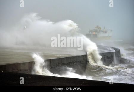 Newhaven, UK. 15 Jan, 2018. D'énormes vagues s'écraser sur le phare du port de Newhaven comme Transmanch le ferry quitte cross-canal pour Dieppe. Crédit : Peter Cripps/Alamy Live News Banque D'Images
