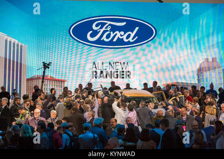 Detroit, Michigan, USA. 14Th Jan, 2018. Les membres des médias foule autour de la nouvelle 2019 Ford Ranger FX4 à la North American International Auto Show. Crédit : Jim West/Alamy Live News Banque D'Images