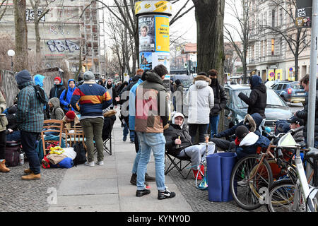 Plusieurs centaines de personnes dans le camp avant d'un magasin de chaussures, qui est de vendre la sneaker Adidas intégré avec BVG (Berlin) Société de Transport ticket annuel à Berlin, Allemagne, 15 janvier 2018. La chaussure adidas sera publié dans une édition limitée de 500 paires de chaussures. Les sneakers ont le même modèle que les sièges du métro de Berlin. Les chaussures sont considérés comme valides dans tous les tickets de métro de Berlin les trains, les bus, trams et ferry jusqu'à la fin de 2018. La chaussure est à 180 euros et sera publié dans deux magasins mardi. Photo : Maurizio Gambarini/dpa Banque D'Images