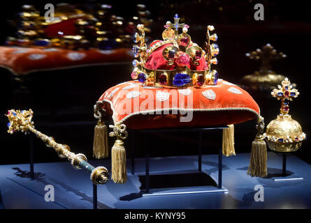 Le Château de Prague, République tchèque. 15 Jan, 2018. Le Président tchèque Milos Zeman (pas sur la photo) et d'autres six détenteurs de clé de chambre déverrouillé avec crown jewels (photo) dans la cathédrale Saint-Guy au Château de Prague, République tchèque, le lundi, Janvier 15, 2018. Ils seront affichés dès le mardi. Photo : CTK Vit Simanek/Photo/Alamy Live News Banque D'Images