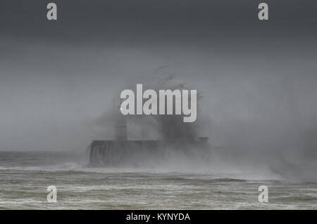 Newlaven, East Sussex, Royaume-Uni. 15 janvier 2018. Fort vent de l'ouest qui fait monter les vagues le long de la côte sud, accompagné de fortes averses de pluie. Banque D'Images