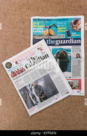 Londres, Royaume-Uni. 15 Jan, 2018. Le nouveau format tabloïd format du journal The Guardian est vu avec la dernière édition publiée dans le Berliner moyennes format, un format qui avait été utilisé depuis 2005. Le nouveau format d'impression dispose d'un caractère design et mise en page, alors que l'édition numérique a également eu une beauté. Des économies de coûts doivent être investis dans le journalisme. Crédit : Stephen Chung/Alamy Live News Banque D'Images