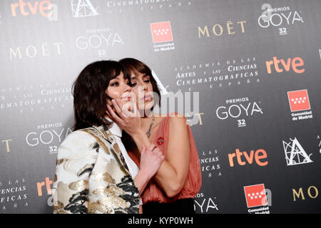 Anna Castillo et Belén Cuesta pendant une séance de candidatures pour le 32ème Prix annuel de Goya à Madrid, lundi 15 janvier, 2018 Crédit : Gtres información más Comuniación sur ligne, S.L./Alamy Live News Banque D'Images