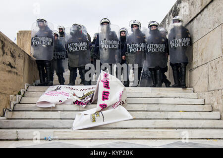 Une bannière est jetée en face de policiers anti-émeute de manifestants, de policiers antiémeutes n'autorisent pas les manifestants d'atteindre l'entrée du parlement. Les syndicats du secteur public de protestation contre la condition préalable des règlements qui ont besoin d'être voté par le Parlement grec au cours de la procédure de la troisième évaluation du programme de renflouement de la Grèce. Certains des avantages accessoires se référer au droit de grève et à la Chambre des actions pour la dette à l'état civil. Photo : Cronos/Kostas Pikoulas Libre prestation Banque D'Images