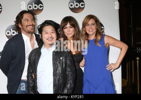 Pasadena, CA. 8 janvier, 2018. Oliver Hudson, Bobby Lee, Lindsay Price, Jenna Fischer devant le hall des arrivées pour Disney ABC Television Group TCA Winter Press Tour 2018 - Partie 2, The Langham Huntington, Pasadena, CA, 8 janvier 2018. Credit : Priscilla Grant/Everett Collection/Alamy Live News Banque D'Images