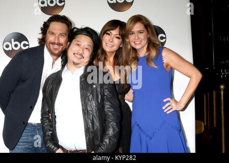 Pasadena, CA. 8 janvier, 2018. Oliver Hudson, Bobby Lee, Lindsay Price, Jenna Fischer devant le hall des arrivées pour Disney ABC Television Group TCA Winter Press Tour 2018 - Partie 2, The Langham Huntington, Pasadena, CA, 8 janvier 2018. Credit : Priscilla Grant/Everett Collection/Alamy Live News Banque D'Images