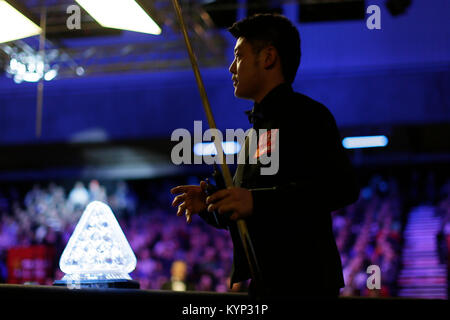 Londres, Royaume-Uni. 15 Jan, 2018. - Liang Wenbo de Chine arrive pour le premier match avec Judd Trump de l'Angleterre au Snooker Masters 2018 à l'Alexandra Palace à Londres, Angleterre le 15 janvier 2018. Liang a perdu 4-6. Crédit : Tim Irlande/Xinhua/Alamy Live News Banque D'Images