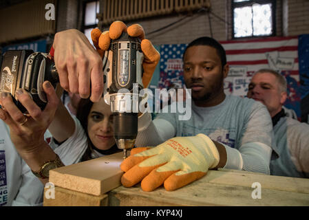 Philadelphie, Pennsylvanie, USA. 15 Jan, 2018. Debout à l'aide de semoirs bénévoles construire palettes d'expédition à Girard College. Le 15 janvier 2018. Crédit : Christopher Fondation Evens/Alamy Live News Banque D'Images