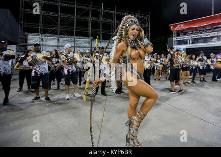 Sao Paulo, Sao Paulo, Brésil. 14Th Jan, 2018. Reine de l'école de samba Gavioes da Fiel, TATI MINERATO, prendre part à la répétition pour le prochain carnaval de Sao Paulo en 2018, à l'Anhembi Sambadrome. Les défilés auront lieu le 09 et 10 février. Credit : Paulo Lopes/ZUMA/Alamy Fil Live News Banque D'Images