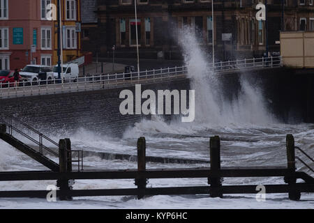 Pays de Galles Aberystwyth UK Mardi 16 janvier 2018 UK Weather : force de coup de vent et la marée haute, concourent à une mer d'énormes vagues se briser dans la mer de défense à Aberystwyth, sur la côte ouest de la Baie de Cardigan au Pays de Galles à la première lumière aujourd'hui. Le Met Office a émis un avertissement jaune pour vent couvrant l'ensemble de l'UK le mercredi et jeudi en, avec des rafales devrait atteindre 70 mph en mai lieux ouverts à l'origine d'une perturbation des déplacements et des risques de dommages aux propriétés Crédit photo : Keith Morris/Alamy Live News Banque D'Images
