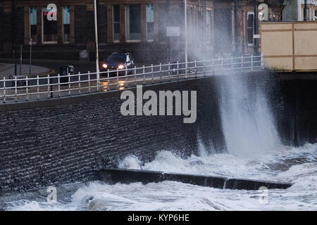 Pays de Galles Aberystwyth UK Mardi 16 janvier 2018 UK Weather : force de coup de vent et la marée haute, concourent à une mer d'énormes vagues se briser dans la mer de défense à Aberystwyth, sur la côte ouest de la Baie de Cardigan au Pays de Galles à la première lumière aujourd'hui. Le Met Office a émis un avertissement jaune pour vent couvrant l'ensemble de l'UK le mercredi et jeudi en, avec des rafales devrait atteindre 70 mph en mai lieux ouverts à l'origine d'une perturbation des déplacements et des risques de dommages aux propriétés Crédit photo : Keith Morris/Alamy Live News Banque D'Images