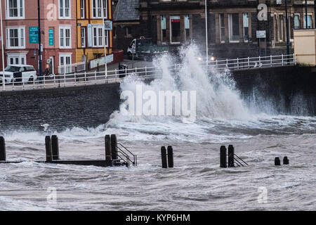 Pays de Galles Aberystwyth UK Mardi 16 janvier 2018 UK Weather : force de coup de vent et la marée haute, concourent à une mer d'énormes vagues se briser dans la mer de défense à Aberystwyth, sur la côte ouest de la Baie de Cardigan au Pays de Galles à la première lumière aujourd'hui. Le Met Office a émis un avertissement jaune pour vent couvrant l'ensemble de l'UK le mercredi et jeudi en, avec des rafales devrait atteindre 70 mph en mai lieux ouverts à l'origine d'une perturbation des déplacements et des risques de dommages aux propriétés Crédit photo : Keith Morris/Alamy Live News Banque D'Images