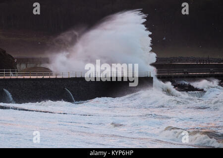 Pays de Galles Aberystwyth UK Mardi 16 janvier 2018 UK Weather : force de coup de vent et la marée haute, concourent à une mer d'énormes vagues se briser dans la mer de défense à Aberystwyth, sur la côte ouest de la Baie de Cardigan au Pays de Galles à la première lumière aujourd'hui. Le Met Office a émis un avertissement jaune pour vent couvrant l'ensemble de l'UK le mercredi et jeudi en, avec des rafales devrait atteindre 70 mph en mai lieux ouverts à l'origine d'une perturbation des déplacements et des risques de dommages aux propriétés Crédit photo : Keith Morris/Alamy Live News Banque D'Images